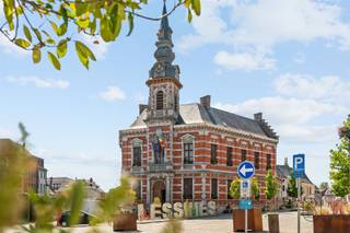 <p> Gemengd pand (winkel + appartementen) op een ideale locatie aan de Grand-Place van Lessines, vlak bij alle voorzieningen: de A8, winkels, scholen, het station, enz.</p><p>De begane grond biedt verschillende ruimtes (3 zalen), die perfect geschikt zijn voor de exploitatie van een restaurant, een winkel of elk ander professioneel project. Het pand beschikt ook over een keuken die is uitgerust met professionele HORECA-apparatuur.</p><p>Aan de achterzijde vindt u een tuin zonder inkijk, een echte troef midden in het stadscentrum, die de mogelijkheid biedt om een terras te creëren dat ideaal is voor een horecaproject.<br />Een grote kelder maakt het geheel compleet en biedt waardevolle extra opslagruimte.</p><p>Dankzij de centrale ligging, de ruime indeling en de talrijke inrichtingsmogelijkheden is dit pand zowel geschikt voor een ondernemer die zijn activiteiten wil uitbreiden als voor een belegger die op zoek is naar een pand met een aantrekkelijk rendement.</p><p>Technische gegevens: PVC-kozijnen met dubbele beglazing, gasverwarming, EPC-klasse C, elektriciteit conform de voorschriften.</p><p>Een zeldzame kans op de Grote Markt van Lessines, zeker een bezoek waard!<br />Informatie en bezichtigingen via anne-sophie@immobeguin.be</p>