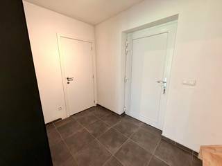 Op zoek naar een energiezuinig en instapklaar nieuwbouwhuis? wij bieden deze prachtige woning aan in een rustige residentiële wijk aan de Onderwijslaan, dicht bij alles wat Diepenbeek biedt.<br /><br />Deze halfopen bebouwing garandeert een uitstekende bereikbaarheid. Scholen, winkels, openbaar vervoer en de belangrijkste uitvalswegen rondom Hasselt liggen vlakbij. Dankzij de nieuwbouwkwaliteit woon je hier bovendien uiterst energiezuinig.<br /><br />Indeling: <br /><br />Gelijkvloers:<br /><br />- Inkomhal <br />- Woonkamer<br />- Keuken<br />- Toilet<br />- Garage<br />- Tuin <br /><br />Verdiep +1: <br />- 2 slaapkamers <br />- Badkamer <br /><br />Verdiep +2: <br />- Zolderuimte (multifunctionele ruimte) <br />- Berging<br /><br />De snelste manier om een bezoek te brengen aan deze woning? Vraag je bezoek aan via de rode knop op onze website (www.dewaele.com).<br /><br />Telefonisch kunnen er geen afspraken gemaakt worden. Bij andere vragen kun je ons telefonisch contacteren via 011 30 50 50.<br /><br />Tot binnenkort!<br />