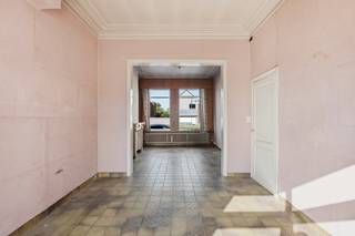<p>Deze charmante te renoveren woning op een centrale ligging in Dendermonde biedt een mooie opportuniteit voor wie op zoek is naar ruimte, karakter en mogelijkheden. De absolute troef is het bijzonder ruime perceel van maar liefst 1.853 m².</p><p>Bij het betreden van de woning komt u in een royale inkomhal die toegang geeft tot de ruime eet- en leefruimte van ca. 33 m². Aansluitend bevindt zich de aparte keuken. Op de eerste verdieping vindt u drie zeer ruime slaapkamers. De tweede verdieping, ingericht als zolderruimte, beschikt over nog twee afzonderlijke ruime kamers die heel wat extra mogelijkheden bieden.</p><p>Dankzij de omvang van het perceel en de indeling van de woning vormt deze eigendom een interessante basis voor een renovatieproject waarbij u de charme van de woning kunt combineren met hedendaags wooncomfort. De centrale ligging in Dendermonde zorgt ervoor dat winkels, scholen, openbaar vervoer binnen handbereik zijn.</p><p>Ontdek de charme en het potentieel van deze woning en laat u verrassen door de ruimte die deze eigendom te bieden heeft.</p><p>Interesse? Neem snel contact op en plan jouw bezoek in!</p>