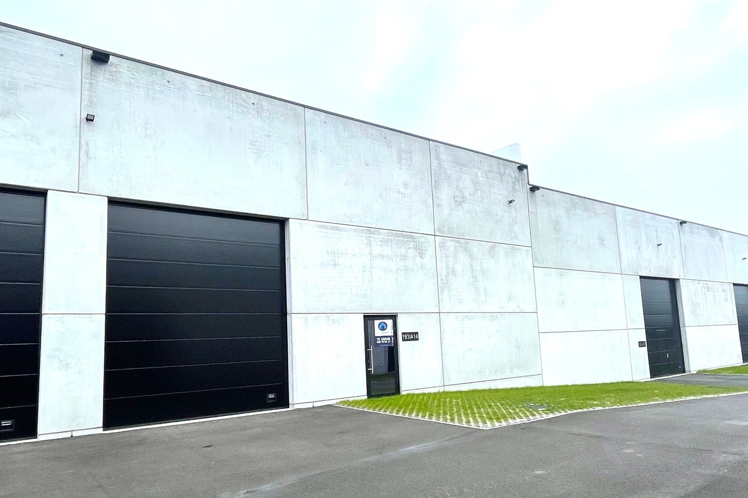 te huur Maldegem – uitstekend gelegen bedrijfsunit van 327m² voor opslagruimte of atelier. - foto 2