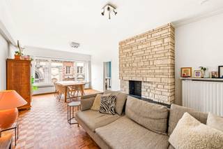Quares by Trevi presenteert:<span><br />Indeling</span>: <br />Gelegen in de De Vrièrestraat in Antwerpen, in een bijzonder gegeerde en charmante buurt, bevindt zich dit lichtrijke en karaktervolle appartement met een bewoonbare oppervlakte van 106 m². Het appartement is gelegen op de vierde verdieping van een verzorgd gebouw uit 1972, met slechts één appartement per verdieping, wat zorgt voor extra privacy en rust. De aangename blok beschikt over een lift en biedt bovendien plaats voor fietsen.<br /><br />Bij het binnenkomen wordt u verwelkomd in een inkomhal met ruimte voor vestiaire, wat meteen bijdraagt aan het praktische comfort. De leefruimte geniet van veel natuurlijke lichtinval en biedt een mooi uitzicht op een historische gevel, wat het geheel extra charme geeft. De combinatie van blokjesparket en leuke tegelvloeren zorgt voor een warme en authentieke uitstraling.<br />Het appartement beschikt over twee ruime slaapkamers, beide gelegen aan de rustige achterzijde van het gebouw. Eén van de slaapkamers geeft toegang tot een gezellig terras van 6 m², waar u ’s ochtends kan genieten van het opkomende zonnetje, het geluid van een fonteintje en het gezang van vogels, met een open uitzicht op de tuinen van omliggende herenhuizen.<br />Verder is er een ruime dressing met ingemaakte kasten, wat zorgt voor extra comfort en opbergruimte. De charmante badkamer is uitgerust met een douche in bad, een dubbele lavabo en aansluiting voor een wasmachine. Daarnaast zijn er een aparte wc en een afzonderlijke bergruimte voorzien. Ook een privatieve kelderberging is inbegrepen.<br /><br />Het appartement scoort uitstekend op vlak van energie en veiligheid met een EPC A, een asbestveilig attest en een conforme elektriciteitsinstallatie. De maandelijkse kosten blijven bovendien beperkt tot slechts 75 euro, inclusief het privatieve waterverbruik. Elektriciteit en gas zijn voorzien van aparte meters.<br /><br />Extra troeven zijn onder meer de inbegrepen vliegenramen en de mogelijkheid tot het huren of aankopen van een garage staanplaats in de toekomst.<br /><br />De buurt zelf draagt sterk bij aan het wooncomfort: er is een actieve WhatsApp-groep voor de De Vrièrestraat en Coquilhatstraat waarin onder andere een nieuwjaarsdrink en lentepoets worden georganiseerd. Tijdens de kerstperiode wordt de straat sfeervol verlicht met kerstlichtjes, wat zorgt voor een warme en gezellige sfeer.<br /><br /><span>Omgeving</span>:<br />De ligging in de De Vrièrestraat vormt zonder twijfel een van de grootste troeven van dit appartement. Deze rustige straat bevindt zich in een bijzonder gegeerde buurt van Antwerpen, waar karaktervolle herenhuizen, groene binnentuinen en een aangename woonomgeving samenkomen. <br />De wijk staat bekend om haar sterke gemeenschapsgevoel. Daarnaast geniet u hier van een uitstekende bereikbaarheid, zowel met de wagen als met het openbaar vervoer, en bevinden scholen, parken en andere voorzieningen zich op korte afstand.