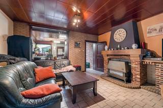 FOR SALE IN HARELBEKE!This closed development in need of refurbishment, with an exceptionally spacious garden, is located on Nieuwstraat in...