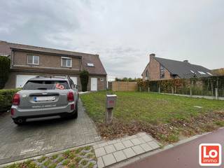 Deze recent gerenoveerde woning is gelegen op de grens van Lokeren/Lochristi met mooi rustgevend uitzicht. De woning omvat inkomhal met apart...