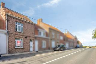 House to renovate for sale at Dranouterstraat 21 in Heuvelland. This house is located on a beautiful plot of 410m² near the village center of Nieuwkerke in the vicinity of shops, school and restaurants. Interesting price! <br /><br />LAYOUT<br />Entrance hall with (basement) storage - living room divided into lounge and dining area - extension with kitchen and (outdoor) toilet - loft - beautiful south-facing garden with pedestrian and bicycle exit from behind.<br /><br />First floor: Two lovely spacious rooms.<br /><br />Furthermore, this house also has a spacious attic.<br /><br />STRENGTHS <br />Can be completely renovated according to your own wishes (total renovation)<br />Beautiful garden with exit via the Louftjesbos<br />Two spacious bedrooms <br />Very interesting price!<br /><br /><br /><br /><br />This property is subject to the renovation obligation imposed by the Flemish government for residential buildings (unless demolished within 5 years of purchase). For more information, consult the website of the Flemish Energy and Climate Agency at https://www.vlaanderen.be/een-woning-kopen/renovatieverplichting-voor-residentiele-gebouwen<br /><br />Register of measures: no<br /><br />These AI visualizations are intended as inspiration. No technical specifications, urban planning regulations, or concrete realization possibilities were taken into account.