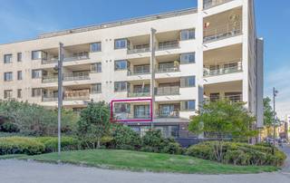 <p>This modern two-bedroom apartment in Brussels, located on Avenue du Héliport, offers an ideal combination of contemporary comfort, quality living and a central location.</p><p></p><p>The bright living area with large windows creates a pleasant atmosphere and connects to the fully equipped open kitchen. From the living room, you have access to a spacious terrace with an open view of Gaucheret Park, providing a green and peaceful setting in the city.</p><p></p><p>The apartment features two comfortable bedrooms, a bathroom with bathtub, a separate toilet and a practical storage room. It also includes a private cellar, ideal for extra storage space. A parking space must be purchased together with the property at a sale price of €30,000.</p><p></p><p>EPC: 117 kWh/m²<br />Label C.</p><p></p><p>This move-in-ready apartment with terrace and green views is an attractive opportunity in Brussels and is definitely worth a visit.</p>