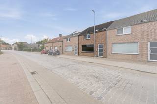 <h3>Instapklare woning met 3 slaapkamers, tuin en garage in Izenberge</h3>
<p>Deze verzorgde gesloten bebouwing uit 2007 biedt comfortabel wonen in een rustige, landelijke omgeving in het charmante Izenberge, deelgemeente van Alveringem. De woning is instapklaar en beschikt over 3 slaapkamers, een gezellige tuin van 60 m² en een garage. Dankzij het EPC-label B is de woning bovendien energiezuinig.</p>
<p><strong>Belangrijkste ruimtes:</strong></p>
<p>• Inkomhal<br />• Gezellige woonkamer met veel lichtinval<br />• Functionele keuken met oven, elektrische kookplaat, koelkast, dampkap en dubbele spoelbak<br />• Praktische berging met wasmachine- en droogkastaansluiting, spoelbak en ingemaakte kasten<br />• Apart toilet<br />• 3 volwaardige slaapkamers<br />• Garage met extra opbergruimte<br />• Tuin van 60 m²<br />• Ruime zolder, bereikbaar via zolderluik</p>
<p><strong>Troeven:</strong></p>
<p>• Instapklare woning uit 2007<br />• 3 slaapkamers, garage en gezellige tuin<br />• EPC-label B<br />• Elektriciteit conform<br />• Rustige landelijke ligging met goede verbinding naar Veurne en Alveringem</p>
<p>Neem vandaag nog contact op met je ERA-makelaar voor een bezoek.</p>
<p><strong>JOUW DROOMHUIS. ZO GEVONDEN!</strong></p>