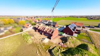 <span><span><span>Prachtig wonen in alle rust en toch dicht bij het centrum van Langemark-Poelkapelle en vlotte verbinding naar steden als Diksmuide, Ieper en Poperinge.<br />Nieuwbouwproject '<strong>De Mangelaar' </strong>is een <strong>unicum op de markt</strong>. De woningen zijn gerealiseerd door ontwikkelaar <strong>Leoliz</strong> </span></span></span><span><span><em>(Nieuwbouwontwikkelaar, die met heel wat ervaring in de bouw, zijn klanten graag persoonlijk begeleidt doorheen het bouwtraject)</em></span></span><span><span><span><span>.</span></span><br /><br /><span>In de ontwerpfase werd de nodige aandacht besteed aan <strong>het ruimtelijke gevoel </strong>in de woning en dit in combinatie met toepassing van energiezuinige technieken en duurzame materialen bekomen we zo een uniek aanbod binnen het nieuwbouwsegment. We kunnen u woningen aanbieden met maar liefst <strong>220m²</strong> aan bewoonbare oppervlakte en er is keuze uit aanbod met <strong>3 tot zelfs 5 ruime slaapkamers</strong>. Wagens krijgen plaats in een inpandige <strong>garage of een ruime carport </strong>gekoppeld aan de woning.</span><br /><br /><span>Er werd gekozen om de woningen af te werken met <strong>vloerverwarming (zowel beneden als boven)</strong>, koppeling met een warmtepomp behoort tot de mogelijkheden. Voor ventilatie werd gekozen voor <strong>systeem D</strong>, dus met warmterecuperatie. In het lastenboek merk je snel op dat de nodige aandacht is besteed om voor de afwerking van de woning te kiezen voor <strong>kwaliteit</strong>. De budgetten vooropgesteld voor badkamer, keuken en vloeren dekken ruim de noden en kunnen op heden nog volledig verder gepersonaliseerd worden.   </span><br /><br /><span>Het project 'De Mangelaar' zal in verschillende fases gebouwd worden, iedere fase gekenmerkt door een eigen opleveringsdatum.<br />Op heden zijn de werken gestart voor woning 1 en 2 (koppelwoningen langs de Mangelaarstraat).</span><br /><span>Het project zal vervolgens verder gerealiseerd worden met 2 rijwoningen en 4 halfopen bebouwingen met als kers op de taart <strong>één alleenstaande villa </strong>op een perceel van maar liefst <strong>726m²</strong>.</span><br /><br /><u><strong><span>Groen wonen:</span></strong></u><br /><span>De woningen zijn allen gebouwd volgens de <strong>BEN</strong>-normering, vanuit de vergunning dient een energielabel bekomen te worden lager dan E25. Dit betekent ook dat u een <strong>korting geniet van 50% op uw onroerende voorheffing gedurende de eerste 5 jaar.</strong> In samenspraak met de bouwheer kan echter ook een volledige vrijstelling bekomen worden, mits enkele extra aanpassingen bovenop de standaard (extra zonnepanelen,…).</span><br /><br /><strong><u>Troeven van deze woning:</u></strong></span></span>
<ul>
	<li><span><span><span><span><span><span><span><span><span><span><span><span>Woningen met 5 <strong>ruime</strong> slaapkamers (één slaapkamer op het gelijkvloers);</span></span></span></span></span></span></span></span></span></span></span></span></li>
	<li><span><span><span><span><span><span><span><span><span><span><span><span>Uniek<strong> </strong>perceel met <strong>panoramische verzichten</strong>;</span></span></span></span></span></span></span></span></span></span></span></span></li>
	<li><span><span><span><span><span><span><span><span><span><span><span><span>Zolder als extra bergruimte te gebruiken;</span></span></span></span></span></span></span></span></span></span></span></span></li>
	<li><span><span>Woonkamer beschikt over een open vide tot op eerste verdiep; </span></span></li>
	<li><span><span><span><span><span><span><span><span><span><span><span><span>Vloerverwarming (beneden en boven);</span></span></span></span></span></span></span></span></span></span></span></span></li>
	<li><span><span><span><span><span><span><span><span><span><span><span><span>Ventilatiesysteem D;</span></span></span></span></span></span></span></span></span></span></span></span></li>
	<li><span><span><span>Zonnepanelen;</span></span></span></li>
	<li><span><span><span>Regenwaterput (7.000 tot 10.000L);</span></span></span></li>
	<li><span><span><span><span><span><span><span><span><span><span><span><span>Ruime berging gekoppeld aan carport en tuin;</span></span></span></span></span></span></span></span></span></span></span></span></li>
	<li><span><span><span><span><span><span><span><span><span><span><span><strong>Avondzon in de tuin</strong>;</span></span></span></span></span></span></span></span></span></span></span></li>
	<li><span><span><span>Ruime carport voor 2 wagens + oprit;</span></span></span></li>
	<li><span><span><span>Terras en tuinafsluiting inbegrepen in prijs;</span></span></span></li>
</ul>
<span><span><span>Op heden vrije keuze in de materialen, afwerking op maat. </span></span></span><br /><br /><strong>WENS JE EEN BROCHURE VAN DIT PROJECT TE BEKOMEN?</strong> (incl. alle verkoopplannen, lastenboek en totaalprijs), neem dan snel contact op met één van onze makelaars. <br /><br /><span><span><span>Deze energiezuinige nieuwbouwwoningen zijn ook uiterst geschikt als <strong>opbrengsteigendom. </strong></span><br /><br /><span><em>De oplevering van deze nieuwbouwwoningen zal gebeuren in verschillende fases.</em></span></span></span>