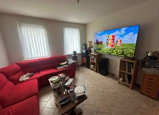 Petit immeuble d'appartements à l'épreuve du temps, meublé en 4 logements, tous loués. Rez-de-chaussée : appartement d'une chambre1er...