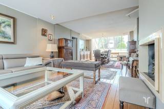 Instapklaar pand, met tal van mogelijkheden, met ruime tuin en uitweg.STARTPRIJS: Elk bod boven deze startprijs, wordt voorgelegd aan de eigenaars, die al dan niet kunnen in gaan op dit aanbod.Deze woning is gelegen pal in het centrum van Eernegem op wandelafstand naar scholen, winkels en het openbaar vervoer.Er zijn 2 ingangen, ideaal voor een vrij beroep of andere doeleinden met enerzijds het veelzijdig handelsgedeelte en anderzijds het prive/woongedeelte.Deze handelsruimte kan eenvoudig worden omgevormd naar burelen, extra woongedeelte of een polyvalente ruimte.Verder is er eveneens op het gelijkvloers de privewoonst met prachtige, lichtrijke, volledig geinstaleerde keuken ( Obumex ),handige bergingen en aansluitende de veranda met doucheruimte met zicht op de terrassen en prachtig aangelegde, zonnige tuin en een handige uitweg, met recht van doorgang.Op de 1ste verdieping is er de gezellige leefruimte met eiken parket vloer en houtcasette, badkamer met ligbad, toilet en dubbel lavabomeubel met aansluitend een ruime slaapkamer.Verder zijn er nog 2 volwaardige slaapkamers met maatwerkkasten en voorzien van alle comfort ( Volledig ingericht van Obumex) In de volledig omheinde tuin is het heerlijk vertoeven, met het vijvertje, zonneterassen, man-cave, gemetste barbecue, bergingen en de graspartijen , ideaal om in alle rust te ontspannen.Mogelijkheid tot het bijkopen van de naast gelegen gesloten garage.Dankzij de uitstekende bereikbaarheid en de veelzijdige indeling biedt deze eigendom tal van mogelijkheden voor grote gezinnen, zelfstandigen, vrij beroep en dit door de combinatie van een zeer comfortabele woonst met nog veel mogelijkheden!Voor meer informatie contacteer Regine: 0493 112 050 - regine@correctvastgoed.be👉 Online schattingstool: https://www.correctvastgoed.be/schatting