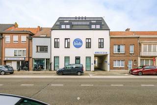 <p><span>Bent u op zoek naar een recent en energiezuinig appartement (2020) in het centrum van Temse? Ontdek dan zeker dit appartement! </span></p><p><span> </span></p><p><span>Enkele troeven op een rij:</span></p><ul><li><span>Centrale ligging: vlot bereikbaar met openbaar vervoer en via de N16</span></li><li><span>Winkels vlakbij</span></li><li><span>Recente Nieuwbouw</span></li><li><span>Energiezuinig (E-peil 19)</span></li><li><span>Kleinschalig gebouw met lage gemeenschappelijke kosten</span></li><li><span>Aanwezigheid parking achteraan</span></li></ul><p><span> </span></p><p><span>Het appartement is gelegen op de tweede verdieping en is als volgt ingedeeld:</span></p><p><span>Inkom met apart toilet, leefruimte met mooie open ingerichte keuken (kookvuur, dampkap, oven, koelkast, vaatwasser).</span></p><p><span>Berging, extra kamer (zithoek, dressing,...), badkamer (lavabomeubel + inloopdouche).</span></p><p><span> </span></p><p><span>Via de trap is de tweede verdieping bereikbaar met daar  2 ruime slaapkamers onder het dak (elk 15m²)</span></p><p><span>Verder kan dit appartement gebruik maken van een parking en ook van een fietsenberging + afvalberging.</span></p><p><span> </span></p><p><span>Dank zij de nieuwste isolatie en ventilatie technieken is het appartement ook zeer energiezuinig! </span></p><p><span>Het appartement is bovendien voorzien van zonnepanelen.</span></p><p><span> </span></p><p><span>Vraagprijs: € 230.000 </span></p><p><span> </span></p><p><span>Contacteer Axel Lenaerts voor meer info of een bezoek!</span></p>