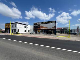 Opbrengsteigendom gelegen op TOP locatie - uitstekende zichtbaarheid vanuit Boomsesteenweg.3 winkelpanden - 2 gehuurd door DE PLINTENFABRIEK - 1...