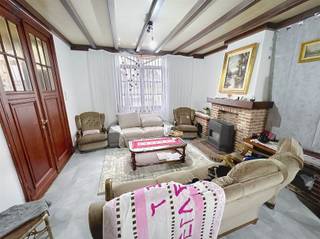 <h3><span>Op te frissen woning met 4 slaapkamers en stadstuintje vlak bij het centrum van Geraardsbergen</span></h3><p><span>Op wandelafstand van het bruisende centrum van Geraardsbergen vindt u deze ruime woning met maar liefst </span><span>4 slaapkamers</span><span>, ideaal voor gezinnen of wie graag wat extra ruimte heeft. Met een praktische indeling, conform gekeurde elektriciteit en tal van mogelijkheden vormt dit de perfecte starters- of gezinswoning.</span></p><p><span>Gelijkvloers</span><span><br />U komt binnen in de ruime leefruimte die vlot aansluit op de afzonderlijke ingerichte keuken. De badkamer is uitgerust met een ligbad met douchefunctie, lavabomeubel en toilet. Daarnaast is er een handige berging/wasplaats en een ruime gang die toegang geeft tot het gezellige stadstuintje.</span></p><p><span>Eerste verdieping</span><span><br />De nachthal leidt naar </span><span>drie grote slaapkamers</span><span>, waarvan één met doorloopkamer ideaal als dressing, bureau of extra kinderkamer.</span></p><p><span>Zolderverdieping</span><span><br />Hier bevindt zich een extra slaapkamer en een grote zolder die u nog verder kunt inrichten tot een bijkomende slaapkamer of hobbyruimte.</span></p><p><span>Pluspunten</span></p><ul><li><span>Elektrische keuring conform AREI</span></li><li><span>EPC label E renovatieplicht</span></li><li><span>Centrale ligging nabij winkels, scholen en openbaar vervoer</span></li></ul><p><span>Deze woning biedt veel ruimte en potentieel voor wie op zoek is naar een betaalbare woning dicht bij het centrum.</span></p><p><span>Interesse?</span><span><br />Reageer via de advertentie en wij contacteren u graag om een bezoek in te plannen.</span></p>