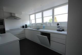 STUDENTENFLAT TE HUUR IN ROESELARE <br /><br />Deze instapklare en gezellig ingerichte studentenflat is ideaal voor een student die op zoek is naar een comfortabele en praktische woonplek in Roeselare.<br /><br />De flat beschikt op het gelijkvloers over een afzonderlijk toilet en een aangename woonruimte met open, ingerichte keuken, voorzien van de nodige toestellen en kastruimte. Vanuit de leefruimte is er toegang tot het terras, een fijne extra om even te ontspannen.<br /><br />Op de verdieping bevindt zich de slaapkamer, ingericht met een bed en praktische ingemaakte kasten. Daarnaast is er een badkamer met douche en lavabo.<br /><br />Dankzij de praktische indeling en de aanwezige inrichting biedt deze studentenflat alles wat nodig is voor comfortabel en zelfstandig wonen.<br /><br />Indeling:<br /><br />afzonderlijk toilet<br />leefruimte met open ingerichte keuken<br />terras<br />slaapkamer met bed en ingemaakte kasten<br />badkamer met douche en lavabo<br /><br />Huurperiode: 1 jaar<br /><br />Een ideale studentenwoning voor wie comfortabel wil wonen in Roeselare!