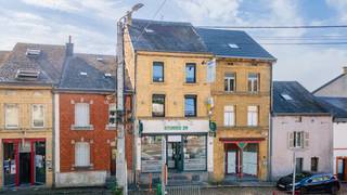 <p><strong>WE INVEST Sud-Luxembourg</strong> vous présente ce bâtiment polyvalent situé en plein cœur de Virton, offrant un cadre unique pour une maison unifamiliale ou un projet professionel. L'immeuble se distingue par ses volumes généreux, son cachet avec ses murs en pierre et ses multiples possibilités d’exploitation. Réparti sur trois niveaux, il propose :</p>
<p><strong>Au rez-de-chaussée :</strong> une vaste salle avec bar (pompe à bière pression, évier et frigo), une cuisine professionnelle entièrement équipée (friteuse, chambre froide, frigo/freezer) ainsi qu’un accès direct à l’arrière facilitant le déchargement.</p>
<p><strong>Au premier étage : </strong>une grande salle lumineuse ainsi que des toilettes pour la clientèle homme/femme. <br /><br /><strong>Au second étage: </strong>une mezzanine détente ainsi qu’un espace fumeur.</p>
<p><strong>Au troisième étage: </strong>un studio aménagé comprenant une pièce de vie, une salle de douche avec WC.</p>
<p>Le bâtiment dispose également de caves sous toute la superficie avec trappe d’accès extérieure, ainsi que d’une chaufferie.</p>
<p><strong>Côté technique</strong> : Electricité: conforme - chaudière De Dietrich avec citerne de 2000L (année 2000) – châssis PVC double vitrage avec volets électriques partout – système de vidéosurveillance – pierre de Gaume.</p>
<p>Un bien rare à Virton, idéal pour un projet horeca, événementiel, associatif ou toute activité combinant commerce et logement ! Un lieu parfait pour multiple projet horeca ou culturelle.</p>
<p><strong>Pour plus d’informations ou pour organiser une visite, contactez-nous :</strong><br />📞 +32 (0)63 33 00 69<br />📧 sud.luxembourg@weinvest.be</p>