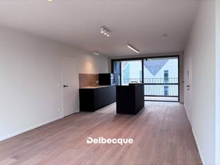 Dit lichtrijke en moderne nieuwbouwappartement is rustig gelegen aan het kanaal Brugge-Oostende, op wandel- en fietsafstand van het centrum van Brugge. Dankzij de grote raampartijen geniet het appartement van een aangename lichtinval en een mooi uitzicht.<br /><br />De leefruimte sluit aan op de volledig ingerichte open keuken en vormt een aangename, lichtrijke leefomgeving. Daarnaast beschikt het appartement over een praktische berging met aansluitingen voor wasmachine en droogkast, twee slaapkamers, een gastentoilet en een badkamer met inloopdouche, dubbel lavabomeubel en toilet.<br /><br />Een bijzondere troef zijn de twee buitenruimtes. Het balkon biedt een prachtig zicht op de vaart Brugge-Oostende, terwijl het tweede terras uitkijkt op de rustige en groene binnentuin.<br /><br />Een ondergrondse autostaanplaats (nr. 1) is inbegrepen in de huurprijs. De gemeenschappelijke kosten bedragen € 85 per maand. EPC in opmaak.<br /><br />Interesse? Plan eenvoudig zelf uw bezoekmoment via onze website: www.delbecque.immo.