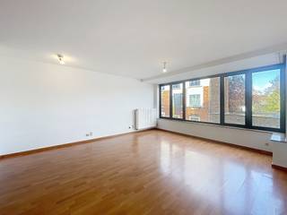 <p><strong>SCHAERBEEK, vlakbij Meiser en het Plaskyplein, gerenoveerd appartement met 2 slaapkamers van ± 80 m² op de eerste verdieping met lift. De indeling is als volgt: inkomhal, woonkamer van ± 28 m², halfingerichte keuken (afzuigkap, kookplaten, aansluiting voor vaatwasser) in open verbinding met de woonkamer, badkamer (bad, wastafel, aansluiting voor wasmachine), apart toilet, slaapkamer van ± 9 m², slaapkamer van ± 12 m². Kosten: voorschot van 200 €/maand inclusief gemeenschappelijke kosten, koud water, warm water, verwarming, afstand van verhaal. EPC C-. Onmiddellijk beschikbaar! Afmetingen ter indicatie.</strong></p>
<p>- Inkomhal<br />- Woonkamer ± 28 m²<br />- Gedeeltelijk ingerichte keuken (kookplaten, afzuigkap, aansluiting voor vaatwasser)<br />- Badkamer (bad, wastafel, aansluiting voor wasmachine)<br />- Aparte toiletruimte<br />- Slaapkamer ± 9 m²<br />- Slaapkamer ± 12 m²</p>
<p><strong> </strong></p>