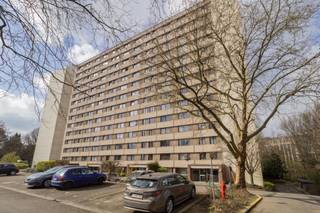 SINT-STEVENS-WOLUWE - Prachtig gerenoveerd appartement, gelegen op de 12de verdieping, uitstekende gelegen vlakbij alle belangrijke...