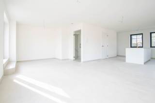 <p><span>Nieuwbouw duplexappartement met twee slaapkamers in Stekene </span></p><p><span> </span></p><p><span>Dankzij de hoge afwerkingsgraad, energiezuinigheid en grote hoeveelheid natuurlijke lichtinval biedt dit duplexappartement een aangenaam en comfortabel woongevoel.</span></p><p><span>De combinatie van een kwalitatieve afwerking, energiezuinigheid en een praktische indeling over twee verdiepingen maakt dit appartement bijzonder aangenaam om te wonen. </span></p><p><span> </span></p><p><span>INDELING</span></p><p><span>1ste verdieping:</span></p><p><span>Inkomhal.</span></p><p><span>Apart toilet.</span></p><p><span>Lichtrijke woonkamer met open keuken.</span></p><p><span>Berging ( 3m</span><span><sup>2</sup></span><span>).</span></p><p><span>Terras van (12m²</span><span>).</span></p><p><span> </span></p><p><span>2de verdieping:</span></p><p><span>Twee slaapkamers ( 12m² en 14m²).</span></p><p><span>Badkamer met douche, wastafel en toilet.</span></p><p><span>Berging (5m²). </span></p><p><span> </span></p><p><span>EXTRA</span></p><p><span>Vloerverwarming op warmtepomp.</span></p><p><span>BEN appartement.</span></p><p><span>Kwalitatief afgewerkt.</span></p><p><span>2 parkeerplaatsen</span></p><p><span>Fietsenberging.</span></p><p><span>Lichtinval is een grote troef.</span></p><p><span>3 maanden huurwaarborg. </span></p><p><span>01/11/2026 beschikbaar.</span></p><p><span>Geen gemeenschappelijke kosten.</span></p><p><span> </span></p><p><span>Een bijkomende troef is dat dit appartement eventueel gecombineerd kan worden met het duplexappartement, waardoor het eveneens geschikt is als kangoeroewoning.</span></p><p><span> </span></p>