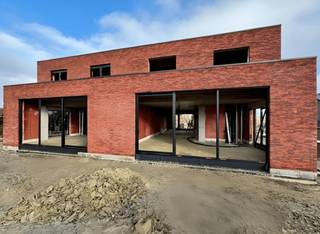 AANKOOP AAN 6 % BTW MOGELIJK Nieuwbouw luxevilla in het groen (Rechter woonst). Beide villa’s zijn ontworpen om maximale licht- en zoninval...