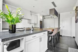 <strong>Superieure woning met 6 slaapkamers, zwembad & grote tuin</strong>.<br /><br />We zijn vereerd en blij dat we u deze <strong>prachtige woning</strong> mogen voorstellen gelegen in de <strong>zuidrand van Antwerpen. De locatie is top (as Brussel - Antwerpen) en het is er superrustig!</strong><br /><br />De woning is van beneden tot boven <strong>tot in de puntjes afgewerkt en alleen de beste materialen zijn hier gebruikt.</strong> We betreden het pand via een<strong> ruime trappenhal</strong> met direct toegang tot de<strong> grote living en bijgaande professionele keuken.</strong> Direct valt op dat de <strong>woning baadt in het licht. </strong><br />Vervolgens toegang tot het <strong>overdekt terras palend aan het zwembad gelegen in een grote, rustgevende tuin. </strong>Opzij en vooraan aan de woning zijn er <strong>zestal staanplaatsen voor auto's.</strong> Er is ook een inpandige garage waar fietsen e.d. kunnen gestald worden en waar alle technieken toekomen (zonnepanelen, batterij e.d.). De <strong>wasplaats is een "bijouke". Nog nooit gezien!</strong><br /><br />Op de eerste verdieping bevinden zich 4<strong> kamers en 2 badkamers</strong>. <strong>De masterbedroom heeft een prachtige dressing met annex badkamer met inloopdouche en ligbad. Het terras/balkon maakt het geheel af. </strong>De tweede badkamer heeft een infrarood sauna.<br />De bovenste verdieping is <strong>90 m2 groot en is opgesplitst in twee megagrote slaapkamers</strong>.<br /><br />Er is nog zoveel te vertellen over deze uitzonderlijke woning dat ik het in bulletpoints ga resumeren:<br />airco en ventilatie in de woning/ 18 zonnepanelen + batterij van 15Kw/ videophonie/ gashaard/ ingebouwde muziekinstallatie van Bose zowel binnen als buiten bedienbaar met de gsm/ zwembad + poolhouse/ beveiligingscamera's buiten + alarm/ automatische toegangspoort tot het domein/ algemene ontkalker/ oplaadpunt voor elektrische wagen/ Simatec keuken/ grote wijnkoeler in de keuken/ warmtepomp voor zwembad/geautomatiseerde sproei-installatie voor de tuin/ EPC: A 96kWh/(m2 jaar)/ elektriciteit conform.<br /><br /><strong>Daarmee is nog alles niet gezegd!!</strong><br />De rest moet u komen ontdekken. Neem aub contact op met onze baliemedewerkers en zij zullen u graag verder helpen.