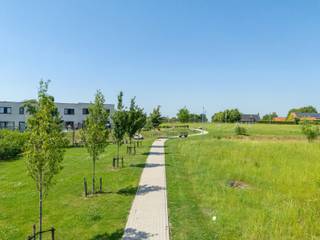 Lot 9 | 494 m² perceelsoppervlakte
Deze moderne woning bouwen we op de nieuwe verkaveling "Het Molenhof" in Koolskamp, deelgemeente van Ardooie. Je vindt deze nieuwe woonbuurt tussen de Diksmuidse Boterweg en de Steenstraat. Je woont er in een rustige, aangename omgeving vlak bij het centrum, op 500 meter van het Dorpsplein met winkels, scholen, horecazaken en openbaar vervoer. De middelbare school H. Kindsheid ligt op 3 à 4 km. Via het op- en afrittencomplex E403 geniet je van een vlotte verbinding.
Deze energiezuinige, moderne woning beschikt over: een inkomhal met toilet, een woon- en eetkamer met aansluitend een open keuken met veel lichtinval, een inpandige garage met berging, 4 slaapkamers, een functionele badkamer, afzonderlijk toilet boven en een (technische) berging. Het gebruik van een warmtepomp in combinatie met vloerverwarming zorgt ervoor dat jouw toekomstige energiefactuur onder controle blijft (E10). Je kiest zelf de afwerkingsmaterialen voor keuken, badkamer, vloeren en binnendeuren. Zo kan je precies wonen zoals jij het zelf wilt.
Graag meer info? Contacteer nieuwbouwadviseur Kristof of download de projectbrochure.