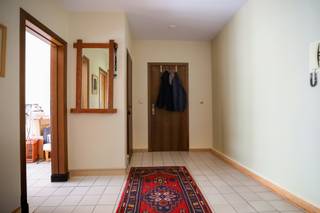 Dit app bevindt zich op de 3de verd en is gelegen op wandelafstand van het centrum van Beveren, het station en Cortewalle. <br /><br />De indeling is als volgt: inkomhal/nachthal met toilet, ruime woonkamer met zicht op de Lange Dreef en keuken. Verder is er nog een badkamer met dubbele lavabo en bad en 2 slaapkamers met toegang tot het 2de terras met groenzicht. <br /><br />Als extra troef is er nog een garagebox en aparte berging inbegrepen. <br /><br />Appartement met potentieel op toplocatie! Wij leiden je graag rond.