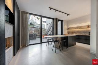 <strong>Luxueus wonen op ’t Zuid</strong><br /><br />Deze instapklare herenwoning is gelegen in het hart van ’t Zuid, één van de meest geliefde en levendige buurten van de stad. Cultuur, gastronomie en beleving bevinden zich hier op wandelafstand, met onder meer het KMSKA en tal van trendy restaurants in de onmiddellijke omgeving.<br /><br /><span>Authentiek karakter & hedendaags comfort</span><br />De woning werd volledig gerenoveerd met uitzonderlijke finesse, waarbij de authentieke elementen zorgvuldig behouden bleven. De statige, gerestaureerde gevel, verfijnde mouluren en hoge plafonds vormen een harmonieus geheel met modern design en hedendaags wooncomfort.<br /><br /><span>Gelijkvloers en tuin</span><br />Via de royale inkomhal met opbergmogelijkheden betreedt u het gelijkvloers. Hier bevinden zich de ruime leefruimte, eetkamer en een hoogwaardig uitgeruste keuken met directe toegang tot een aangename stadstuin. Grote raampartijen zorgen voor een overvloed aan natuurlijk licht. De moderne gashaard, geïntegreerd in het keukenmeubilair, creëert een warme en gezellige sfeer.<br /><br /><span>Eerste verdieping</span> <br />De volledige eerste verdieping is ingericht als masterverdieping. Deze omvat een royale slaapkamer met dressing en een luxueus afgewerkte badkamer met inloopdouche, ligbad en een op maat gemaakte wastafel.<br /><br /><span>Tweede & derde verdieping</span><br />Op de tweede verdieping bevinden zich drie volwaardige slaapkamers die een stijlvolle douchekamer delen. De derde en hoogste verdieping biedt een polyvalente ruimte, perfect als bureau, hobbykamer of extra leefruimte.<br /><br /><span>Buitenruimtes & extra’s</span><br />Op verschillende verdiepingen beschikt de woning over terrassen, een zeldzame troef in de stad. Daarnaast is er een praktische kelder aanwezig, inclusief een stijlvolle wijnkelder.<br /><br />Voor meer info of een afspraak voor een persoonlijke rondleiding contacteer je Amparo, 0478 68 29 86 - amparo@reds.be