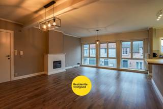 Zeer mooi en ruim appartement gelegen in het centrum van Eernegem.Het appartement bevindt zicht op het eerste verdiep en bevat o.m.:ruime living met...