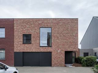 Stijlvolle nieuwbouwwoning (2019) met tuin op 50 m van het Ter Durmenpark.<br /><br /><strong>Unieke woning die het energetische met het stijlvolle combineert</strong>. De woning beschikt over een <strong>bruto oppervlakte van 180 m²</strong> en is gelegen op <strong>een perceel van ca. 210 m²</strong>.<br /><br />Door de <strong>vele raampartijen</strong>, het <strong>open karakter</strong> en de <strong>hoge plafonds</strong> biedt de woning een <strong>zeer ruimtelijk gevoel</strong>. Naast de <strong>praktische indeling</strong> werd voor de afwerking ook gekozen voor <strong>duurzame en hoogwaardige materialen</strong>. Dit resulteert in <strong>een unieke woonbeleving</strong>.<br /><br />De bijzondere gezinswoning beschikt over <strong>drie slaapkamers</strong>, een <strong>praktische fietsenberging</strong> en een bijzonder <strong>scherpe EPC-score van 45 kWh/m² (A).</strong><br /><br />De woonst is gelegen in <strong>een kindvriendelijke buurt</strong>, grenzend aan het <strong>Ter Durmenpark</strong>, en beschikt over een <strong>zeer goede bereikbaarheid.</strong><br /><br /><strong>De ideale opportuniteit voor wie op zoek is naar een instapklare, stijlvolle en energetische woning nabij Gent. (aankoop onder registratierechten)</strong>