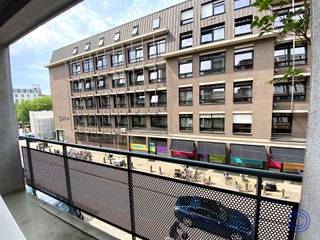 <p><span>Information chambre d'étudiant/studio</span></p><p><span>Studio entièrement meublé avec terrasse, situé au 2ème étage avec ascenseur ! Espace de vie spacieux et lumineux avec accès direct à la terrasse orientée à l'ouest (soleil du soir). L'espace de vie dispose d'une cuisine ouverte avec îlot de cuisson, équipée d'une plaque de cuisson électrique, d'une hotte, d'un micro-ondes, d'un réfrigérateur avec compartiment congélateur séparé, etc. Situation très centrale à Anvers avec plusieurs cafés et restaurants branchés, magasins, etc. accessibles à pied ! Interphone disponible. Frais mensuels : 50 EUR (entretien et consommation de l'ascenseur et des parties communes). Ne manquez pas cette opportunité et contactez-nous rapidement à</span><span> info@ccimmo.be !</span></p><p><span> </span></p><p><span>Aménagement</span></p><ul><li><span>Espace de vie confortable avec beaucoup de lumière à travers les larges fenêtres.</span></li><li><span>Depuis l'espace de vie, vous avez accès à la terrasse confortable orientée à l'ouest (soleil du soir).</span></li><li><span>Cuisine équipée avec îlot de cuisson sur sol carrelé, comprenant une plaque de cuisson électrique, une hotte, un micro-ondes, un réfrigérateur/congélateur et un évier.</span></li><li><span>Salle de bain pratique avec douche, WC, meuble lavabo et armoire encastrée.</span></li><li><span>Rideaux et éclairage fournis.</span></li><li><span>Pas de branchement pour la machine à laver.</span></li></ul><p><span> </span></p><p><span>Autres's</span></p><ul><li><span>Nouvelle climatisation avec pompe à chaleur, pour le chauffage et le refroidissement.</span></li><li><span>Entièrement meublé.</span></li></ul><p><span> </span></p><p><span>Informations sur la location</span></p><ul><li><span>Prix de location : 750 euros.</span></li></ul><ul><li><span>Frais généraux : 50 EUR/mois pour l'entretien de l'ascenseur et la consommation des parties communes.</span></li></ul><ul><li><span>Consommation : compteurs individuels pour l'eau, le gaz et l'électricité.</span></li></ul><ul><li><span>Disponibilité : à convenir.</span></li></ul><ul><li><span>Dépôt de garantie : 3 mois.</span></li></ul><p><span> </span></p><ul><li><span>Établissement du descriptif de l'immeuble entrant 100 EUR HT.</span></li><li><span>Établissement de l'inventaire 100 EUR hors TVA.</span></li><li><span>Police incendie à souscrire par le locataire.</span></li></ul><p><span> </span></p><p><span>Immeuble</span></p><ul><li><span>Immeuble comprenant 2 magasins au rez-de-chaussée et 5 étages avec un total de 20 studios's/appartements.</span></li></ul><ul><li><span>Interphone présent.</span></li><li><span>Ascenseur présent.</span></li></ul><p><span> </span></p><p><span>Situation</span></p><ul><li><span>Situé à proximité de la Mechelseplein et de la Theaterplein.</span></li><li><span>A quelques pas de la Theaterplein, du Leopoldplaats, des supermarchés, ...</span></li><li><span>Plusieurs cafés, restaurants et magasins sympathiques dans les environs immédiats.</span></li><li><span>Transports en commun devant la porte.</span></li><li><span>MOBISCORE : 9.7/10</span></li></ul><p><span> </span></p><p><span>*Les informations contenues dans ce prospectus sont données à titre indicatif : les candidats locataires doivent faire leur affaire personnelle de l'obtention, de la vérification et de l'interprétation de ces informations.</span></p>