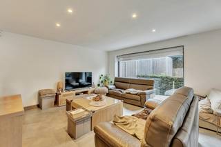 Voor meer info of een bezoek, bel 053 59 49 32 - TE KOOP - Dit instapklare gelijkvloers appartement combineert comfort met energiezuinig wonen...