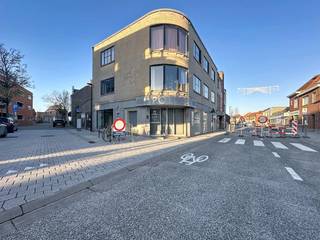 Ce bâtiment d'angle offre une excellente visibilité et a une superficie totale d'environ 169 m² et un studio supplémentaire...