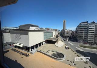 High-end studio op toplocatie in hartje Oostende.<br /><br />Op zoek naar een verzorgde studio op een unieke locatie? Deze zeer netjes afgewerkte studio bevindt zich in een standingvolle residentie, pal in het bruisende centrum van Oostende.<br /><br />Vanuit de studio geniet u van een prachtig open zicht op het Casino, de zee, de Van Iseghemlaan en de Langestraat. <br /><br />Dankzij deze uitzonderlijke ligging bevindt u zich op slechts enkele stappen van de zeedijk, het strand, tal van winkels, horecazaken en het openbaar vervoer.<br /><br />De studio is praktisch en comfortabel ingericht en beschikt over een aparte slaaphoek, zodat u geniet van een volwaardige slaapruimte zonder gebruik te moeten maken van een zetelbed. Verder is de studio voorzien van alle hedendaagse comfort, waaronder een verzorgde badkamer met inloopdouche.<br /><br />Kortom: een ideale stek voor wie minimalistisch maar toch in luxe wil wonen op een absolute toplocatie, met alle voorzieningen binnen handbereik.<br /><br />