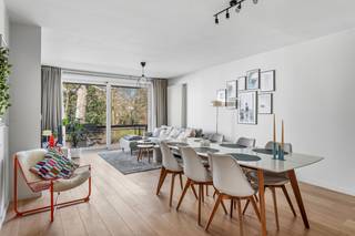 <p>Bent u al een tijd op zoek naar een <strong>instapklaar appartement op een topligging in Gent</strong>? Dan is dit uw kans.</p><p>Gelegen op de eerste verdieping in de François Benaertstraat 46 bevindt zich dit <strong>prachtig gerenoveerd en perfect onderhouden appartement</strong>, pal aan het Muinkpark en op wandelafstand van het centrum én vlot bereikbaar via de invalswegen.</p><p>De indeling is doordacht en meteen overtuigend: een <strong>lichtrijke leefruimte met geïnstalleerde keuken</strong>, twee volwaardige slaapkamers, een moderne badkamer met inloopdouche, afzonderlijk toilet, berging en inkomhal. Zowel voor- als achteraan geniet u van een <strong>balkon met open zichten op het Muinkpark, de Sint-Pietersabdij en de omgeving</strong>.</p><p>Extra troef: mogelijkheid tot aankoop van een <strong>overdekte staanplaats</strong>, wat het comfort op deze centrale ligging compleet maakt.</p><p>Dit is geen appartement dat u moet aanpassen, maar één waar u <strong>meteen kan intrekken en genieten</strong>.</p><p>Wenst u deze opportuniteit zelf te ontdekken?</p>