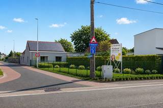 Bent u op zoek naar een ruime, instapklare woning op een centrale locatie? Dan is deze recent gerenoveerde woning zeker een bezoek waard!<br /><br />Met een <strong>bewoonbare oppervlakte van 178 m²</strong> biedt deze woning alle ruimte en comfort die u nodig heeft. De woning beschikt over <strong>2 slaapkamers, een praktische dressing, een wasplaats, een moderne badkamer met dubbele inloopdouche en een ruime, lichtrijke leefruimte</strong> waar het aangenaam vertoeven is.<br />Buiten geniet u van een <strong>845 m² grote, volledig verharde en onderhoudsvriendelijk aangelegde tuin.</strong> Wenst u liever een groene tuin? Dan kan deze buitenruimte eenvoudig worden omgevormd tot een prachtige gras- en tuinaanleg, volledig naar eigen smaak.<br /><br />Dankzij de <strong>zonnepanelen </strong>profiteert u van een lagere energiefactuur en met een<strong> gunstig EPC-score C </strong>combineert deze woning comfort met een gunstig energieverbruik.<br />De centrale ligging zorgt ervoor dat winkels, scholen, openbaar vervoer en belangrijke invalswegen zich op korte afstand bevinden.<br /><br /><strong>Troeven</strong>:<br />Instapklaar - gerenoveerd<br />178 m² bewoonbare oppervlakte<br />2 slaapkamers + aparte dressing<br />Wasplaats<br />Moderne badkamer met dubbele inloopdouche<br />Ruime en lichtrijke leefruimte<br />845 m² onderhoudsvriendelijke buitenruimte<br />Mogelijkheid om de tuin om te vormen tot een groene tuin<br />Zonnepanelen en airco<br />EPC C<br />Zeer centrale ligging<br /><br />Interesse? Wij organiseren een bezoekdag op <strong>19/08/2026 </strong>van 17h-19h.<br /><br />Bel 0472 77 09 19 of mail louise@immomamo.be<br /><strong>Let op: op voorhand verwittigen is verplicht.</strong>