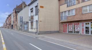 <p>Commerciele ruimte op strategie locatie met parking<br />Gelegen langs de N8 tegenover supermarkt.</p><p>Deze aangename commerciële, gelijkvloerse verdieping met twee voorliggende parkeerplaatsen geniet enorm veel lichtinval dankzij de vitrine met breedte van 7.5m. <br /><br />Deze ruimte is uiterst geschikt als winkel, kantoren/burelen, (para)medische praktijk of andere toepassingen waarbij nabijheid van invalswegen en toegankelijkheid vanuit het Brussels Gewest of binnenland een must is. </p><p>De handelszaak kent een bruto oppervlakte van ca 77m² en omvat een grote open ruimte langs de voorzijde van het gebouw en een kichenette/bureel langs de achterzijde. Er is één apart toilet voorzien.</p><p>Vooraan omvat de ruimte ca 46m² die perfect modulair ingericht kan worden met ontvangstruimte, meerdere kantoren/praktijken of praktische open oppervlakte zoals op heden.</p><p>Er zijn voorzieningen aanwezig zoals elektrische rolluiken, alarmsysteem, keukenhoek, eigen CV-installatie, ....<br /><br />Dankzij de kleine mede-eigendom met slechts 5 units, zijn de gemeenschappelijke kosten zeer beperkt.<br /><br />Ontdek deze praktische en veelzijdige eingendom na afspraak via rune.stallaert@living-stone.be</p>