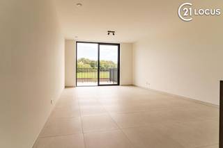 <p><span>Dit moderne nieuwbouwappartement in de Georges Staesstraat te Beveren biedt comfortabel en energiezuinig woonplezier op een aangename locatie.</span></p> <p><span>Het appartement beschikt over een lichtrijke leefruimte met aansluitend een ruim en gezellig terras. De open indeling zorgt voor een aangenaam gevoel van ruimte en maakt dit appartement ideaal voor wie houdt van modern wooncomfort.</span></p> <p><span>Verder zijn er 2 volwaardige slaapkamers, een verzorgde badkamer en voldoende praktische bergruimte.</span></p> <p><span>Een grote troef is de privatieve parkeerplaats op verdieping -1. Fietsen kunnen veilig gestald worden in de fietsenberging in het gebouw. Daarnaast is er ook een bijkomende fietsenstalling aan het gebouw voorzien.</span></p> <p><strong><span>Troeven:</span></strong></p> <ul> <li> <p><span>Nieuwbouwappartement</span></p> </li> <li> <p><span>2 slaapkamers</span></p> </li> <li> <p><span>Mooi terras</span></p> </li> <li> <p><span>Privatieve parkeerplaats op verdieping -1</span></p> </li> <li> <p><span>Fietsenberging in het gebouw</span></p> </li> <li> <p><span>Extra fietsenstalling aan het gebouw</span></p> </li> <li> <p><span>Moderne en lichtrijke afwerking</span></p> </li> <li> <p><span>Aangename ligging in Beveren</span></p> </li> </ul> <p><span>Een ideaal appartement voor wie comfortabel en zorgeloos wil wonen in een recente nieuwbouwomgeving</span></p>