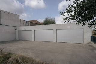 De toegang tot het perceel verloopt via een automatische poort, wat zorgt voor extra comfort en veiligheid. Dankzij de ruime oppervlakte en...