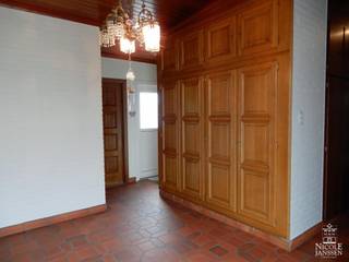 Deze praktisch ingedeelde bel-etagewoning heeft drie slaapkamers, een dubbele inpandige garage en een mooie tuin. De rustige en landelijke locatie...