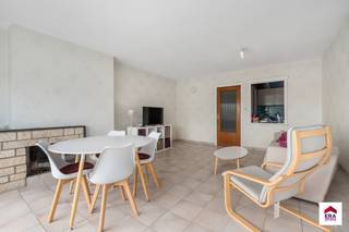 <p>Te koop: lichtrijk appartement in het centrum van Koksijde, gelegen in de Rousseaulaan op wandelafstand van winkels, openbaar vervoer en de toeristische zone.<br />Dit gesloten appartement biedt een open zicht, waardoor u geniet van een gevoel van ruimte en vrijheid. Met twee ruime slaapkamers en een gezellige woonkamer is dit een ideale woonplek voor wie comfort en lichtinval belangrijk vindt. De ligging in het hart van Koksijde maakt het perfect voor wie alles dichtbij wil hebben, terwijl het vrij zicht zorgt voor een rustige beleving.</p>

<p> </p>

<p>Belangrijkste ruimtes:<br />• Lichtrijke woonkamer met open zicht en plaats voor een eet- en zithoek.<br />• Functionele keuken met voldoende opbergruimte.<br />• Twee ruime slaapkamers, ideaal voor gezin of gasten.<br />• Badkamer met douche en wastafel.<br />• Apart toilet.<br />• Berging voor extra opslag.<br />• Inkomhal die toegang geeft tot alle ruimtes.</p>

<p> </p>

<p>Troeven:<br />• Open zicht voor een ruimtelijk gevoel.<br />• Twee ruime slaapkamers.<br />• Lichtrijk appartement in centrale ligging.</p>

<p> </p>

<p>Neem vandaag nog contact op met je ERA-makelaar voor een bezoek.<br />JOUW DROOMAPPARTEMENT. ZO GEVONDEN!</p>