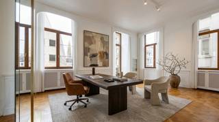 <p><strong>ANTWERPEN CENTRUM – Uniek riant appartement met uitzonderlijke uitstraling</strong></p>
<p>In het kloppende hart van Antwerpen, omringd door musea, boetieks en toonaangevende restaurants, bevindt zich dit indrukwekkende appartement van maar liefst 312 m². Een woonst die uitblinkt in verfijning en ruimte, ideaal voor wie op zoek is naar een exclusieve levensstijl in de stad.</p>
<p>De monumentale leefruimte vormt een absolute eyecatcher: grote raampartijen zorgen voor overvloedig daglicht en benadrukken de elegante afwerking en het royale gevoel. De keuken, volledig uitgerust en voorzien van een gezellige ontbijthoek, grenst aan een rustig terras met uitzicht op de binnentuin en de historische Handelsbeurs—een sfeervolle plek om te ontspannen of gasten te ontvangen.</p>
<p>Het slaapgedeelte biedt vier ruime slaapkamers, waaronder een prachtige master suite met dressing en eigen luxebadkamer. Daarnaast zijn er nog twee extra badkamers aanwezig, waardoor comfort en privacy voor elk gezinslid of bezoek gegarandeerd zijn.</p>
<p>Dit appartement is een uitzonderlijke vondst: een combinatie van karakter, verfijning en een topligging die zelden beschikbaar komt.</p>
<p>Optioneel is er een dubbele parkeerplaats (in lengte) beschikbaar voor € 75.000. Bovendien hoort er een praktische kelderberging bij het gebouw.<br /><br />Voor meer info of een bezoekje ter plaatsen neem contact op met amparo@reds.be - 0478 68 29 86</p>