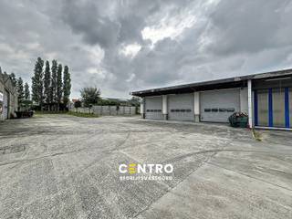 <strong><u>BENADERENDE AFMETINGEN:</u></strong><br />Magazijn:  91m².<br /><br /><strong><u>AFWERKING:</u></strong><br />Solide, betonnen constructie – scheidingswanden in (wit geschilderde) cellenbetonblokken - gewapende polybetonvloer - plat dak - elektrische sectionaalpoort Nassau (b: 4,50 x h: 4,15m) -  volledige overspanning - vrije hoogte 4,30m - 2 x LED verlichting.<br /><br /><u>Algemene staat:</u> instapklaar!<br /><br /><strong><u>BESTEMMINGSMOGELIJKHEDEN:</u></strong><br />Opslag.<br /><br /><strong><u>NUTSVOORZIENINGEN:</u></strong><br />Elektriciteit (3x400V-N) 40A, 4 stopcontacten mono en 3 stopcontacten 3-fasig met eigen zekeringskast.<br /><br /><strong><u>LIGGING:</u></strong><br />Gelegen te Rumbeke, vlakbij E403/A17.<br /><br /><u>* Bijzonderheden</u><br />- Elektrische keuring conform!<br />- De vermelde huurprijs is voor de loods van 91m².<br />- Prijzen excl. onroerende voorheffing (forfait 1m), gemene kosten (€5/m²/j) en voorschot elektriciteit (€80/m).<br />- Onze referentie op <strong>www.centro.be</strong>: <strong>P0454 </strong>of contacteer ons via <strong>050700102</strong>.<br /><br /><strong>CENTRO | BEDRIJFSVASTGOED </strong> is reeds 25 jaar<u> gespecialiseerd in de bemiddeling van commercieel- en bedrijfsvastgoed</u> in West- en Oost Vlaanderen.<br /><strong>Wilt u ook weten hoeveel uw bedrijfsgebouw waard is?</strong><br />Contacteer ons vrijblijvend voor een marktconforme waardebepaling van uw pand. <br /> 