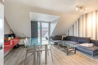 <p><span><strong>Vraag uw bezoek aan via info@optimusvastgoed.be!</strong></span><br /><span><strong>TE HUUR: Appartement met 1 slaapkamer te Houthalen-Helchteren! </strong></span><br /><span>Dit instapklaar appartement is gelegen op de 2de verdieping van een kleinschalig appartementsgebouw. Je beschikt over je eigen afsluitbare garage. Het appartement bestaat uit een lichtrijke woonkamer met open keuken, een slaapkamer, een badkamer met ligbad en een aparte berging. Het appartement is gemeubeld. </span><br /><span><strong>Ligging:</strong></span><br /><span>Het appartement is gelegen aan de Koolmijnlaan, een centrale en vlot bereikbare verbindingsweg in Houthalen-Helchteren. De straat loopt parallel met de grote baan, waardoor je in een mum van tijd aansluiting hebt op de E314 richting Hasselt, Genk, Leuven of Eindhoven. In de directe omgeving vind je meerdere supermarkten, winkels, horecazaken en andere voorzieningen, allemaal op slechts enkele minuten afstand. Ook het openbaar vervoer is uitstekend bereikbaar dankzij bushaltes op wandelafstand. </span><br /><span><strong>Indeling:</strong></span><br /><span>Inkomhal, woonkamer met open keuken, 1 slaapkamer, badkamer, berging en garage.</span><br /><span>Troeven: </span><br /><span>- Instapklaar!</span><br /><span>- Gunstige locatie!</span><br /><span>- Garage!</span><br /><span>- Kleinschalig appartementsgebouw!</span><br /><span><strong>EPC C met certificaatnummer 20240123-000317345-RES-1</strong></span><br /><span><strong>Geen gemeenschappelijke kosten!</strong></span><br /><span><strong>Beschikbaar vanaf 01.08.2026.</strong></span></p>