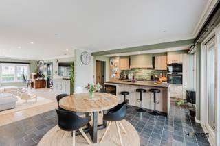 De Oude Heirbaan: de ene kant van de straat ligt op grondgebied Tielrode, de andere in Sint-Niklaas.Deze woning baadt in het zonlicht, is voorzien...