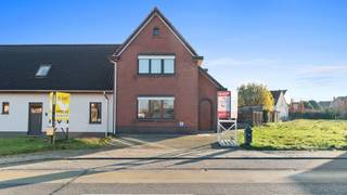 Deze halfopen ééngezinswoning, gelegen aan de Beverlosesteenweg 32 te Paal, biedt tal van mogelijkheden voor wie op zoek is naar een...