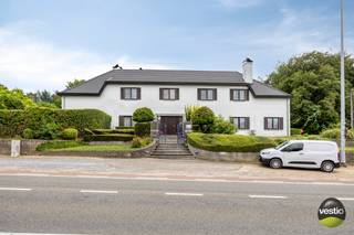 Royale villa met ruime praktijk- of kantoorruimte op toplocatie in Bilzen-Hoeselt.<br /><br />Deze statige en tijdloze villa met een royale praktijkruimte is gelegen aan de Rode Kruislaan 138 in Bilzen-Hoeselt, op een uiterst zichtbare en vlot bereikbare locatie langs de gewestweg N758 (Mopertingen – Tongeren).<br /><br />De ligging is bijzonder strategisch: het centrum van Bilzen bevindt zich op slechts 5 km, Maastricht op amper 7 km en de autosnelweg bereikt u in minder dan 5 minuten.<br />Dankzij de uitstekende bereikbaarheid vormt dit pand de ideale combinatie van comfortabel wonen en professioneel ondernemen.<br /><br />De woning is gebouwd op een ruim perceel van 14a 23ca en biedt een bewoonbare oppervlakte van 429 m², aangevuld met een volledig ingerichte praktijkruimte van 187 m².<br />Momenteel is deze ingericht als dokterspraktijk, maar ze leent zich eveneens uitstekend voor vrije beroepen, groepspraktijken, kantoren of andere professionele activiteiten.<br />Op het perceel is bovendien ruime parkeergelegenheid voorzien voor bewoners en bezoekers.<br /><br />Deze eigendom onderscheidt zich door haar doordachte architectuur, royale leefruimten, overvloedige lichtinval en functionele indeling.<br />De woning combineert een hoog wooncomfort met een professionele uitstraling.<br /><br />In 2022 werd het dak volledig vernieuwd en geïsoleerd. Daarnaast beschikt de woning over 34 zonnepanelen (8,84 kWp) met groene stroomcertificaten die nog lopen tot 2032.<br /><br /><u>Indeling van de woning:</u><br />De centrale inkomhal met elegante trappenhal biedt meteen van een verrassend zicht op de sfeervolle binnenpatio. Verder bevinden zich op het gelijkvloers een gastentoilet en een ruime vestiaire.<br />De lichtrijke leefruimte bestaat uit een gezellige zithoek, een ruime living, een eetkamer en een lager gelegen zitkuil.<br />De moderne, volledig uitgeruste leefkeuken beschikt over alle hedendaagse toestellen en biedt plaats aan een gezellige eethoek.<br />Aansluitend bevindt zich een aangename veranda met directe toegang tot het terras en een onderhoudsvriendelijk aangelegde tuin.<br />Naast de keuken is een praktische berging voorzien.<br /><br />Op de eerste verdieping geeft de nachthal toegang tot vijf volwaardige slaapkamers, twee volledig ingerichte badkamers, twee nachttoiletten en een praktische was- en berging.<br />De royale master bedroom beschikt over een aparte dressing en een balkon met een prachtig uitzicht op de tuin.<br />De eerste badkamer is uitgerust met een ruim ligbad, dubbele wastafel, douche en bidet. De tweede badkamer beschikt over een wastafel, een douche en een afzonderlijk toilet.<br /><br />De woning is volledig onderkelderd en omvat diverse bergruimten, een geconditioneerde wijnkelder, een cv-lokaal, een technische ruimte, twee inpandige garages en een kruipkelder.<br />Via het zolderluik bereikt u bovendien de ruime, volledig geïsoleerde zolderverdieping.<br /><br />De tuin is volledig omheind en omhaagd en biedt optimale privacy, waardoor u in alle rust van het buitenleven kunt genieten.<br /><br /><u>De praktijkruimte:</u><br />De praktijk beschikt over een volledig aparte toegang via de Pastorijstraat en functioneert momenteel als een professioneel ingerichte dokterspraktijk.<br />De indeling omvat een representatieve inkomhal met onthaalruimte, een secretariaat, vier ruime kabinetten; een archiefruimte; een berging; een ingerichte kitchenette en twee toiletten.<br />Alle praktijkruimten zijn uitgerust met airconditioning.<br />De duurzame pvc-vloerbekleding, de aanwezige inbraakbeveiliging en het camerasysteem maken deze professionele ruimte volledig instapklaar.<br /><br />Voornaamste troeven zijn: <br /><br />- Royale villa met een volledig geïntegreerde multifunctionele praktijk- of kantoorruimte.<br />- Uitstekende commerciële zichtlocatie langs een drukke verbindingsweg.<br />- Vlotte verbinding met Bilzen, Maastricht en de autosnelweg.<br />- Ruime parkeergelegenheid op eigen terrein.<br />- Groot perceel met een praktische configuratie.<br />- Nabij school, winkels en alle dagelijkse voorzieningen.<br />- Dak vernieuwd en geïsoleerd in 2022.<br />- 34 zonnepanelen (8,84 kWp) met groene stroomcertificaten tot 2032.<br />- Volledig onderkelderd met twee inpandige garages.<br />- Afzonderlijke toegang tot de praktijkruimte, ideaal voor wonen en werken onder één dak.<br /><br /><br />Wenst u meer informatie of een bezoek ter plaatse? Neem gerust contact op via 0473 79 29 30 of mail naar luc@vestio.com.<br /><br /><br /><br /> 