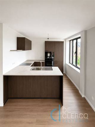 <p>Dit charmante en volledig gerenoveerde appartement bevindt zich op de eerste verdieping van een kleinschalige residentie. Op een boogscheut van het bruisende centrum van Lochristi en op wandelafstand van de mooie Kasteeldreef.<br />Dankzij de grondige make-over is het pand volledig afgewerkt met kwalitatieve materialen en meteen instapklaar ( ook geschilderd en voorzien van verlichting).<br />Het pand is als volgt ingedeeld: een inkomhal, een afzonderlijk toilet, een ruime lichtrijke leefruimte, een tijdloze open keuken voorzien van alle moderne apparatuur, een berging, een hedendaagse badkamer (dubbele lavabo, inloopdouche), één royale slaapkamer en een tweede, kleine kamer die perfect dienst doet als logeerkamer, dressing of bureau. Er is bovendien een heerlijk terras (16m2) waar je in alle privacy kan ontspannen.<br />De huurder beschikt over een eigen private garage en een extra autostaanplaats. Met een gunstige EPC-score B is dit appartement niet alleen aantrekkelijk maar ook energiezuinig. Er wordt verwarmd en gekoeld dmv een warmtepomp.<br />De huurprijs is 1.150 euro inclusief gemeenschappelijke kosten.<br />Er is geen lift aanwezig!<br />Uw contactpersoon voor dit prachtig appartement is Leen De Clercq, afspraken kunnen via mail naar leen@vastgoed-dc.be worden vastgelegd.</p>