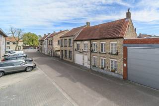 In de Handboogstraat, pal in het centrum van Veurne, vinden we deze prachtige woning (147m²) met twee slaapkamers en garage te huur. <br /><br />Indeling:<br />> Gelijkvloers:<br />- Ruime leefruimte met open keuken voorzien van oven, gasfornuis, dampkap, frigo, diepvries, vaatwas en dubbele spoelbak;<br />- Badkamer voorzien van stoomdouche, bad en wasmeubel;<br />- Ruime dressing/ berging;<br />- Apart toilet;<br />- Veranda met aansluitend een prachtige stadstuin voorzien van enorm veel groen;<br />- Grote garage.<br /><br />> Eerste verdieping:<br />- Ruime slaapkamer;<br />- Slaapkamer/bureau.<br /><br />TROEVEN:<br />- TOPlocatie;<br />- Garage;<br />- Prachtige stadstuin met veranda;<br />- Overal HR-glas en volledig dak is geïsoleerd;<br /><br /><br />Ben je geïnteresseerd in deze woning te huur in Veurne? Ga naar de website www.dewaele.com, klik op de garage dat je wenst te huren. Via de rode knop "vraag je bezoek aan" vragen we u kort een profiel in te vullen. Daarna nemen we contact op voor een bezoek. Telefonisch kunnen er geen afspraken gemaakt worden.<br />