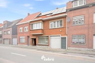 Deze ruime woning met 4 slaapkamers en tuin bevindt zich op een boogscheut van het centrum van Oostrozebeke. Verschillende winkels, scholen, horeca, sportgelegenheid, ... bevinden zich op wandel- en fietsafstand. Dankzij de nabijheid van diverse invalswegen geniet u tevens van een vlotte bereikbaarheid.<br /><br />Op het gelijkvloers is de woning voorzien van een inkomhal, een polyvalente ruimte (met aparte toegang) die perfect kan ingedeeld worden als kantoor, handelsruimte of hobbyruimte, een woonkamer, een keuken, een garage met rechtstreekse toegang tot de tuin, een wasplaats/technische berging en een toilet.<br /><br />Het eerste verdiep bestaat uit een nachthal, 4 ruime slaapkamers, een badkamer en een ruimte die nog kan ingedeeld worden als dressing of extra slaapkamer.<br /><br />Verder is er nog een zeer ruime zolder aanwezig met voldoende hoogte en tal van mogelijkheden, een praktische en gerieflijke kelder, een tuin met terras en een tuinberging.<br /><br /><span>Graag geven wij nog mee dat deze woning reeds beschikt over 19 zonnepanelen met een totaal vermogen van 7.030 Wattpiek en een thuisbatterij.</span><br /><br /><span>Bent u op zoek naar een grote woning met heel veel potentieel nabij het centrum van Oostrozebeke? Dan is dit uw kans!</span><br /><br /><strong><span>Ook wild geworden van deze thuis?</span><br /><span>Twijfel dan niet langer en leg vandaag nog uw bezoek vast!</span></strong>