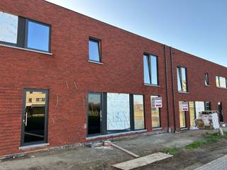 <strong>Nieuwbouwwoningen te koop te Ieper</strong><br /><br />“DE VLOEI” Lot 131<br /><br />Nieuwbouwwoning met tuin !<br /><br />Duurzame 3 slaapkamer woning voorzien van warmtepomp, vloerverwarming, ventilatiesysteem D en zonnepanelen.<br />E-peil 20 !<br /><br />Volledige afwerking : Keuken, vloerafwerking beneden en boven, terras, tuin, ...<br /><br />Woning voorzien van :<br />* inkomhal, vestiaire , toilet<br />* lichtrijke leefruimte<br />* Ruime open keuken <br />* Wasplaats <br />* Tuin met tuinberging<br /><br />Verdieping :<br />* 3 slaapkamers<br />* Badkamer (dubbel meubel, inloopdouche , bad , toilet)<br />* Bovenberging<br /><br />E-peil max 20 !<br /><br />Neem contact voor een bezoek via 051 21 11 11 of matias@imfiro.be